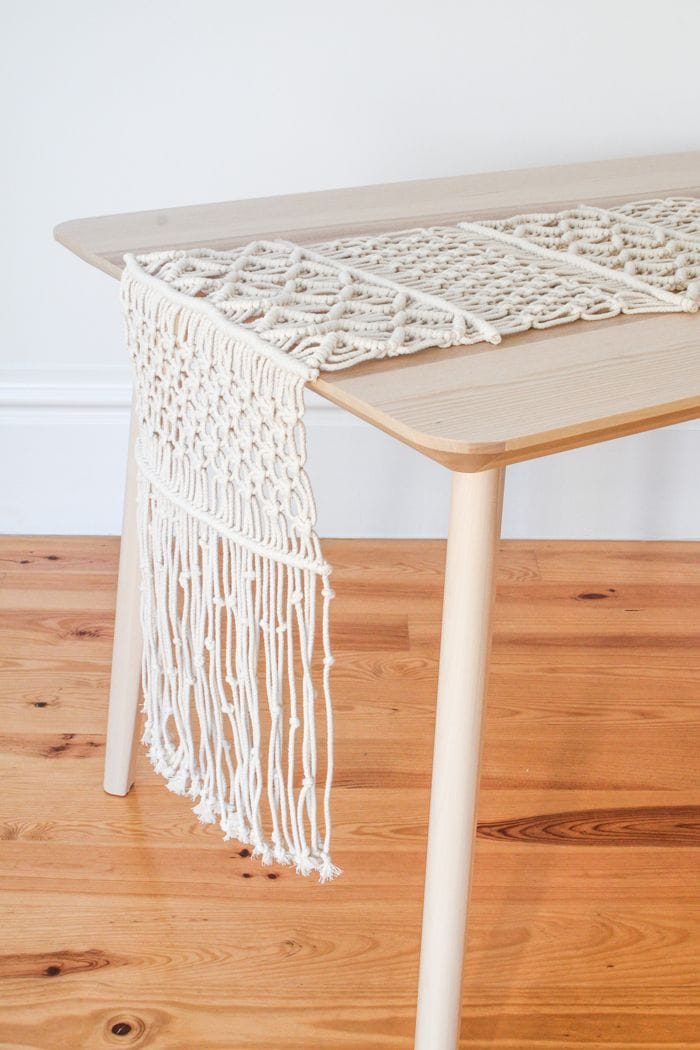 mesa con tapete tejido crochet