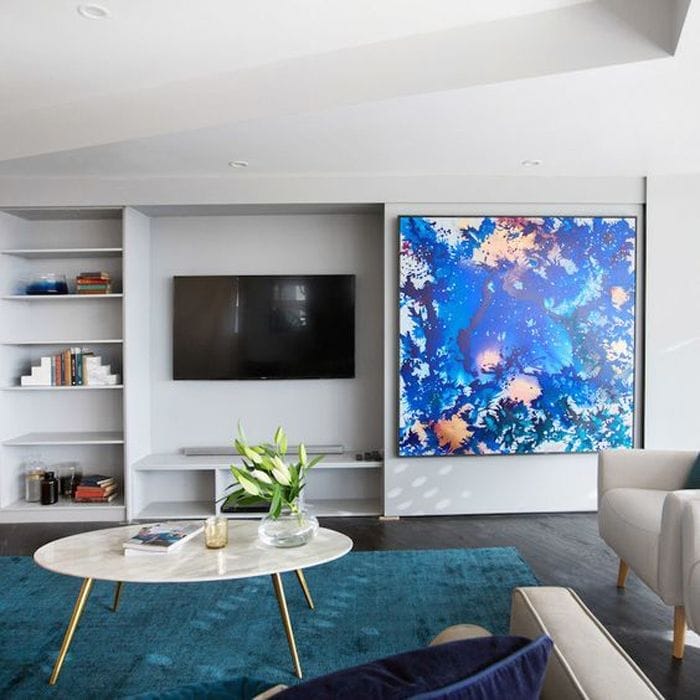 television escondida detrás de obra de arte