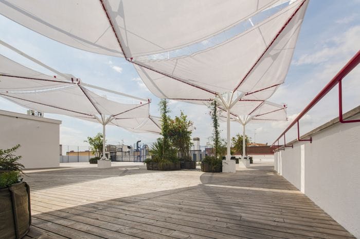 terraza con tarima madera velarias laboratorio innovacion IED