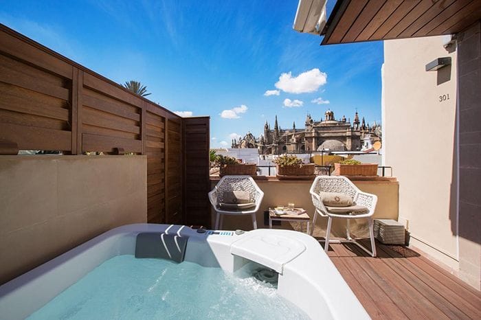 terraza con jacuzzi