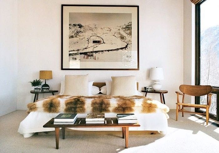 habitacion en blanco con manta de pelo