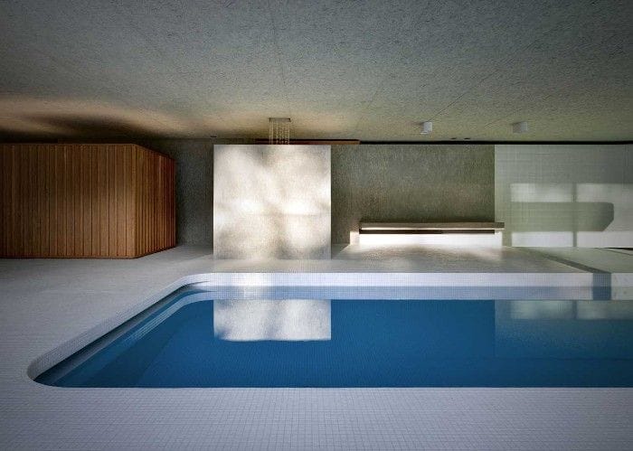 Piscina interior minimalista
