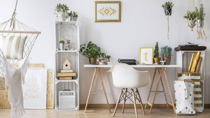 escritor con plantas interior