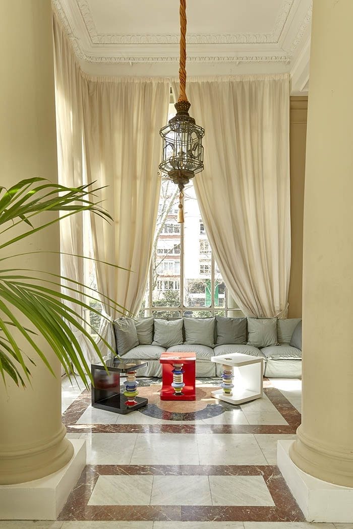 salon ventan cortinas crema mesita roja