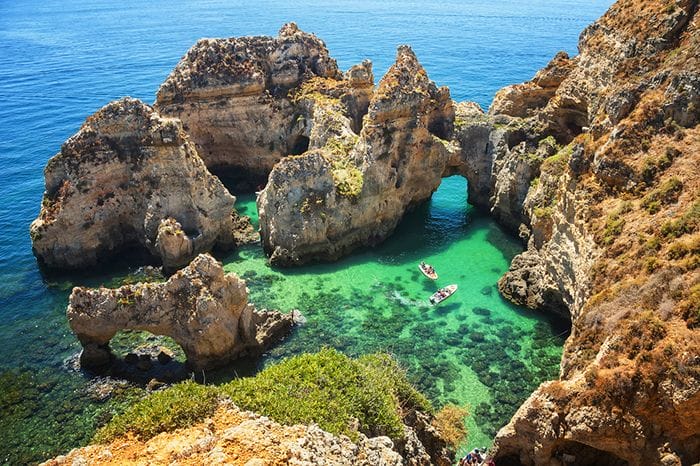 Aguas turquesas del ponte da piedade construcciones piedra