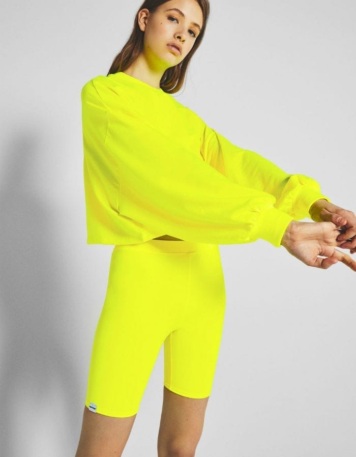 Chica amarillo malla ciclista