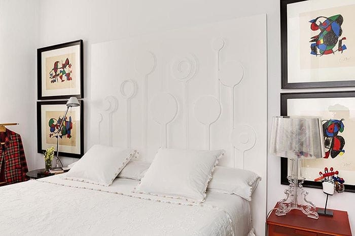 cama cabecero blanco diseño geometrico cuadros miro