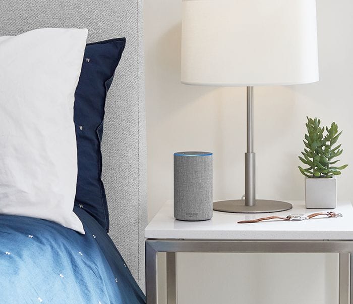 dormitorio con Amazon Echo gris claro