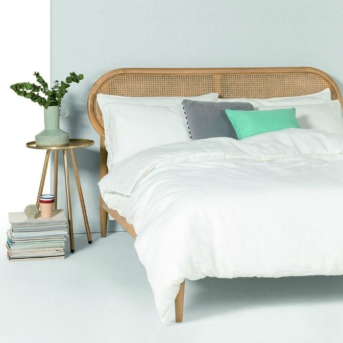 cama blanca con cabecero rejilla