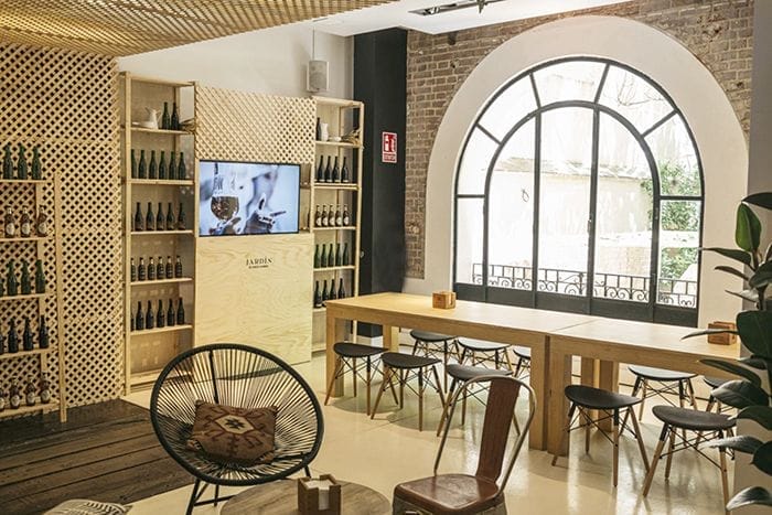 ventanal medio arco jardin cervezas alhambra