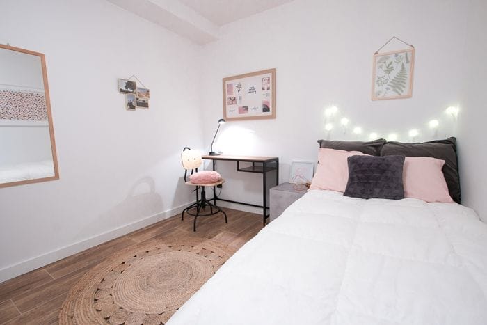 dormitorio estudiante rosa y blanco