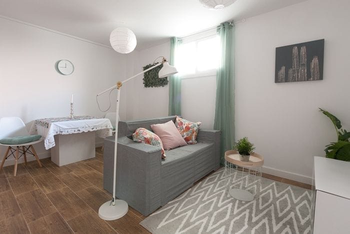 Salon turquesa con cojines flores