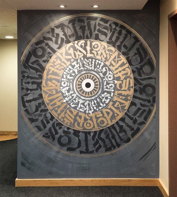 graffiti tipografico dorado negro