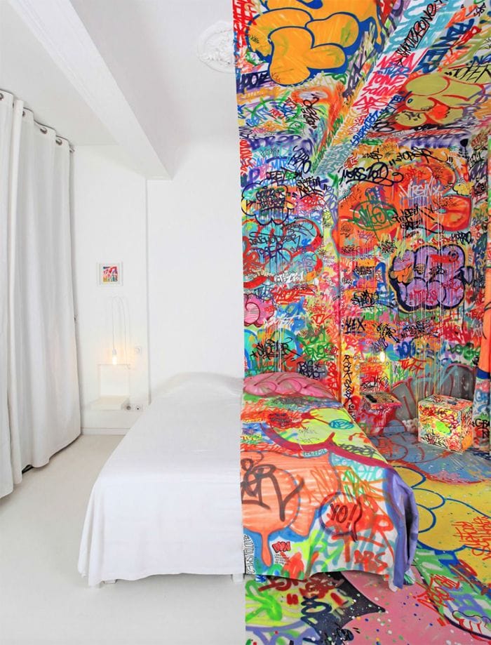 Dormitorio dividido blanco y graffiti color