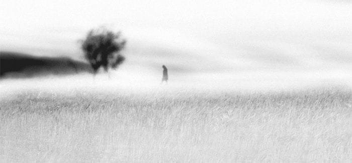 foto blanco y negro persona campo