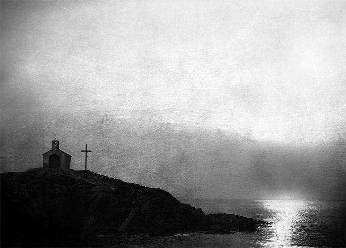 foto blanco y negro mar y cruz