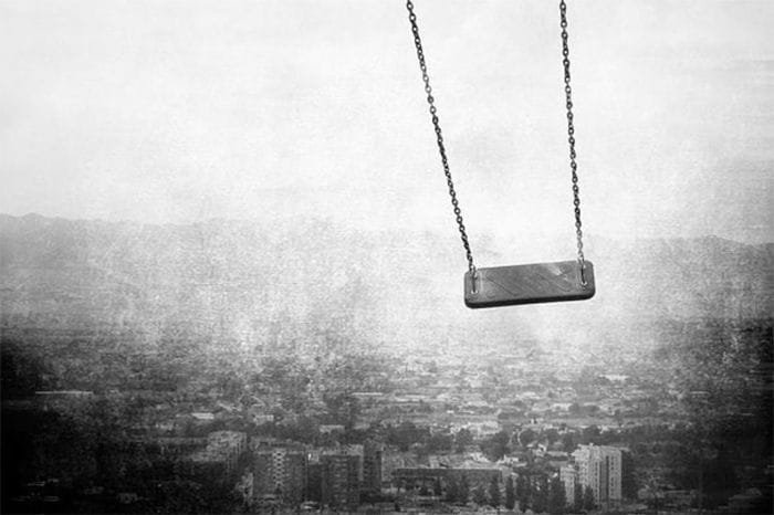 foto blanco y negro columpio ciudad