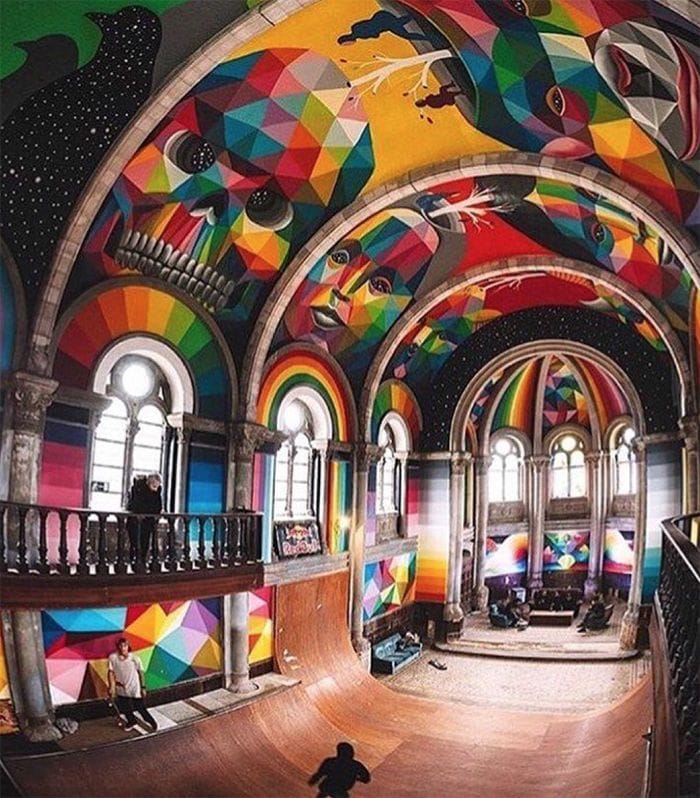 graffiti colorido en iglesia