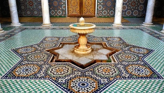 fuente arabe con teselas suelo