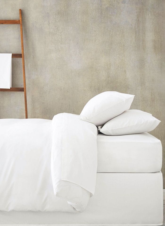 cama blanca pared hormigon