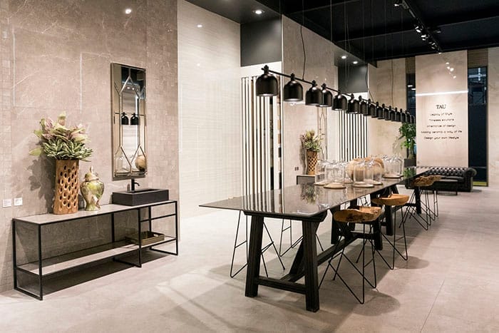 salon con lamparas sobre mesa