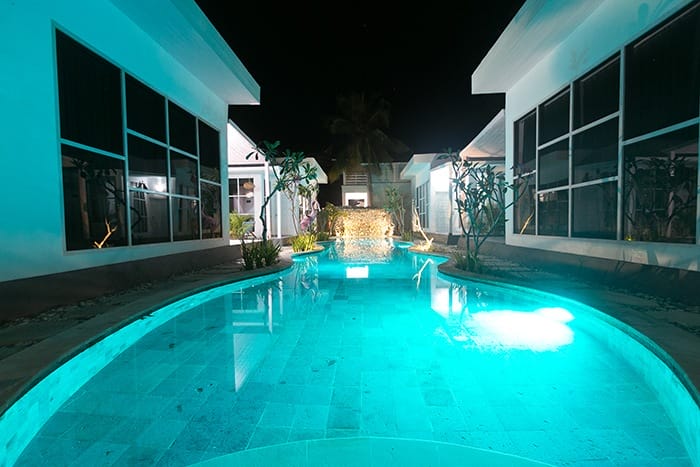 pileta iluminada turquesa