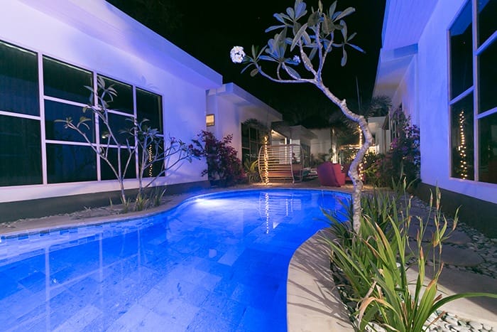 pileta iluminada azul oscuro