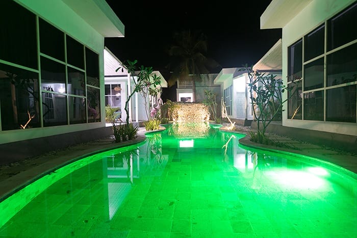 pileta iluminada verde