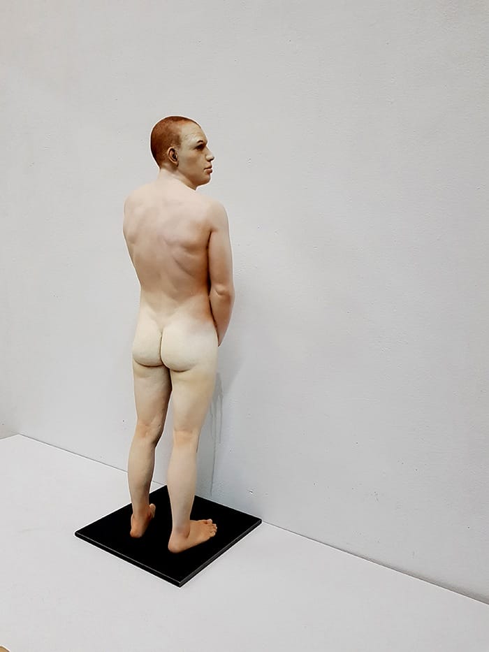 Escultura hiperrealista hombre desnudo