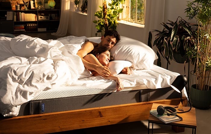 compra de tu colchón online pareja amanecer 