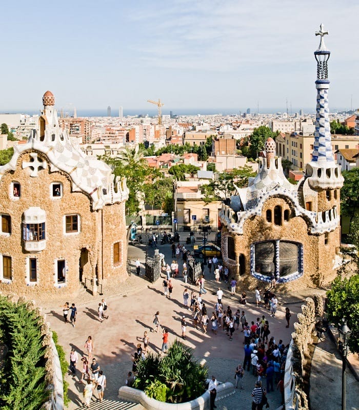 palacio guell desde arriba, Antonio Gaudí, el maestro del modernismo catalán