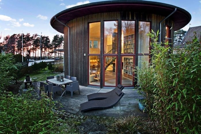 Casa redonda rodeada de naturaleza