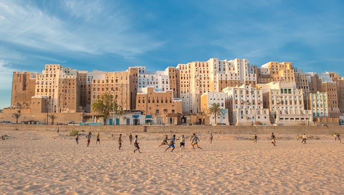 niños jugando futbol ciudad Shibam