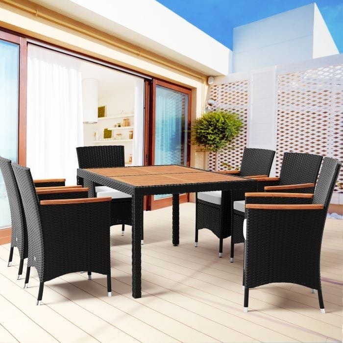 Conjunto de sillas y mesas de poliratán