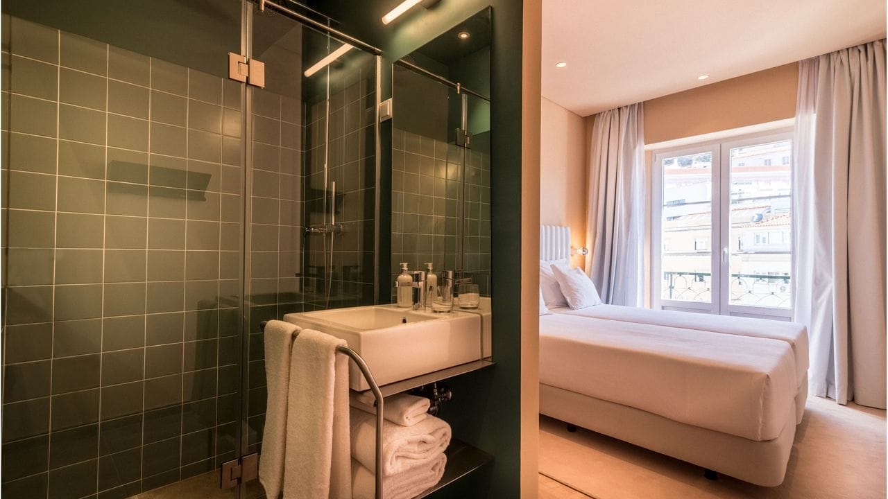 Habitación con baño del hotel Esqina