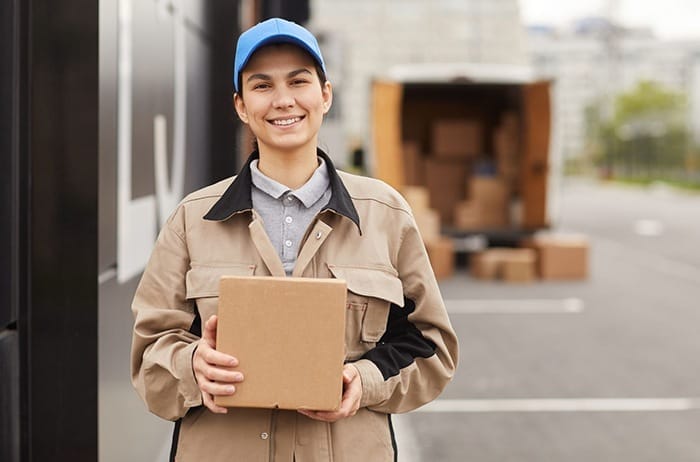 mensajera con uniforme