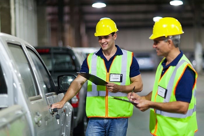 mecanicos con chalecos reflectantes