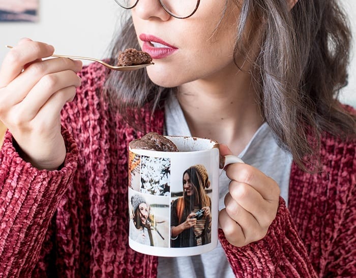 chica con taza chocolate