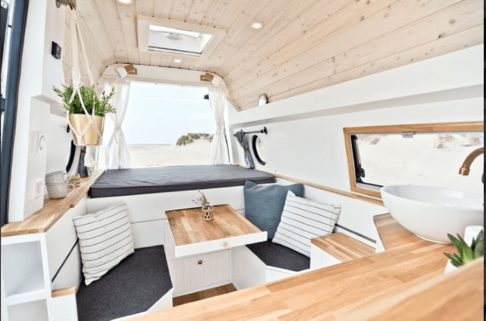 Furgoneta camperizada trasera