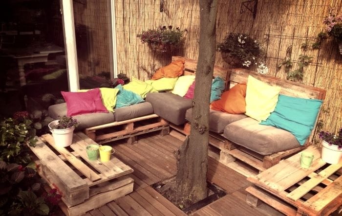 Terraza Chill Out con paredes de paja y plantas