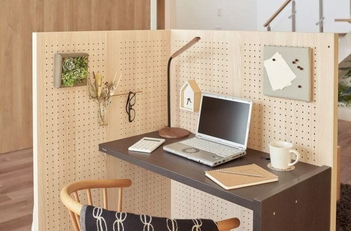 Lo nuevo de Panasonic no es nada electrónico: un escritorio con tabiques para montarse un despacho en casa
