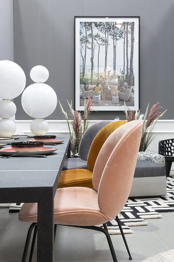 sillas acolchadas gama naranjas y rosas mid century moderno