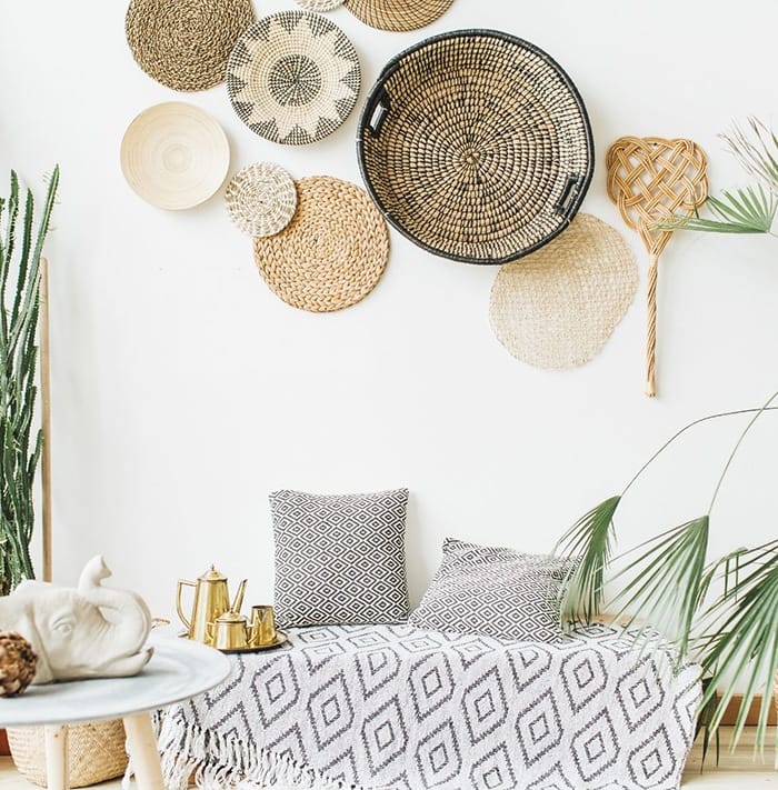 sala de estar con manta bohemia