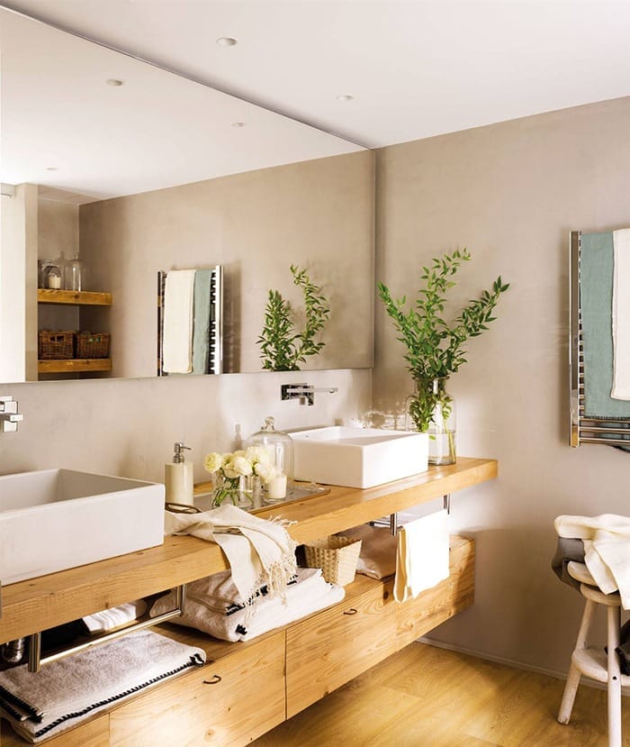 baño con dos lavabos y mueble madera