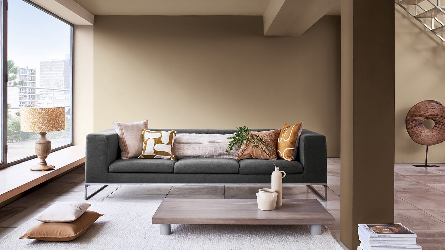 sofa gris con pared verde ocre