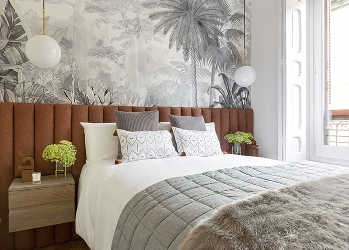 dormitorio relajante gris y terracota https://moovemag.com/2020/06/biofilia-la-necesidad-de-estar-rodeado-de-naturaleza/