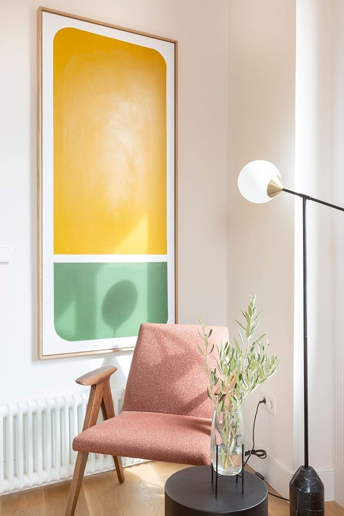 rincon de lectura cuadro estilo rotko y butaca rosa mid century