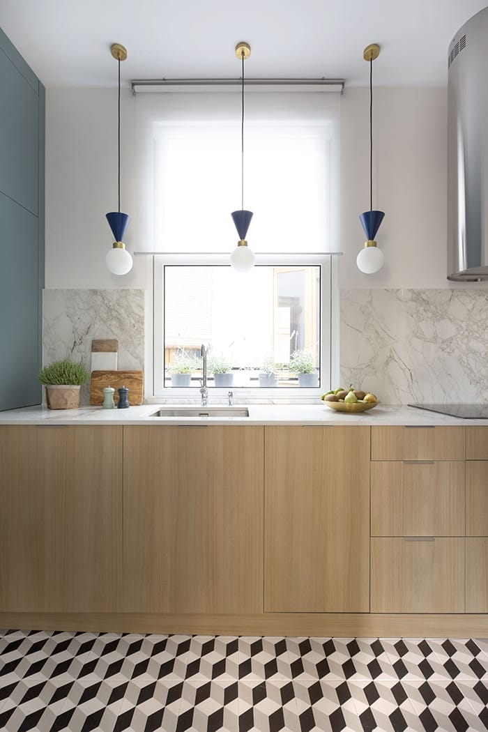 cocina color mader y pared marmol