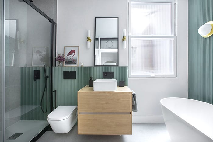 baño turquesa mueble bajolavabo color madera