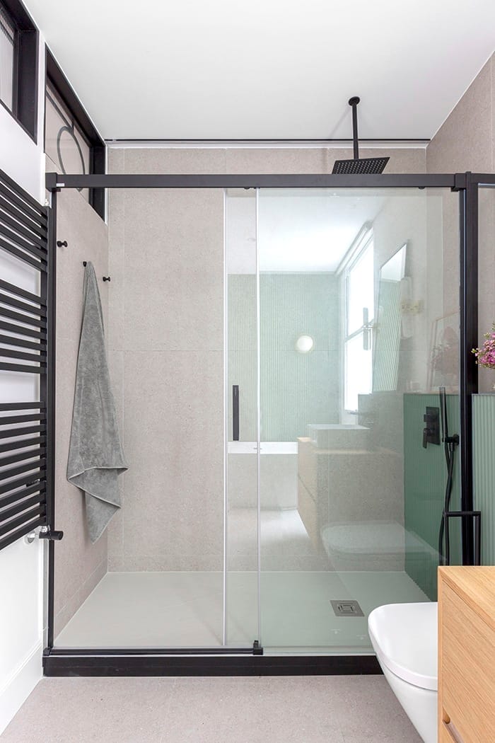 baño moderno turquesa y negro